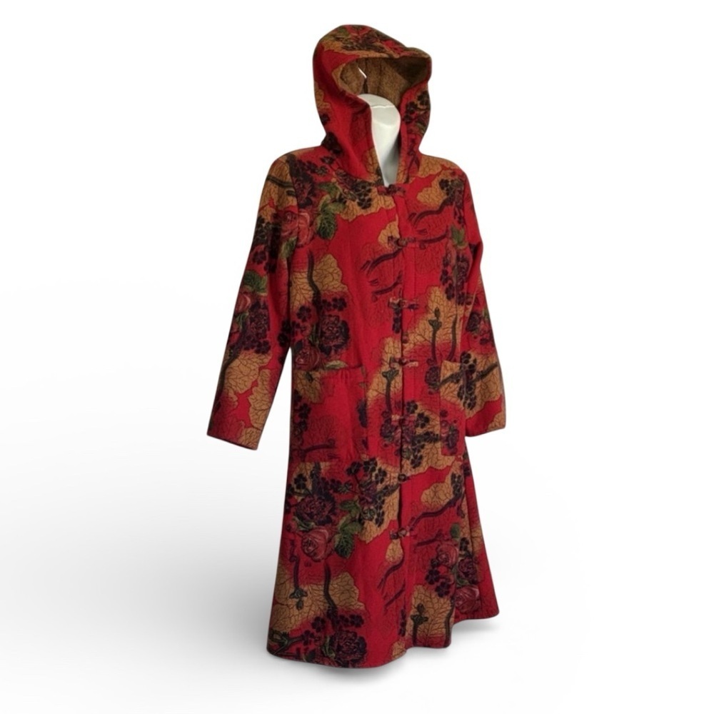 QI YUAN FUSHI Coat with hood, red floral, tan fleece interior, pockets. L EUC